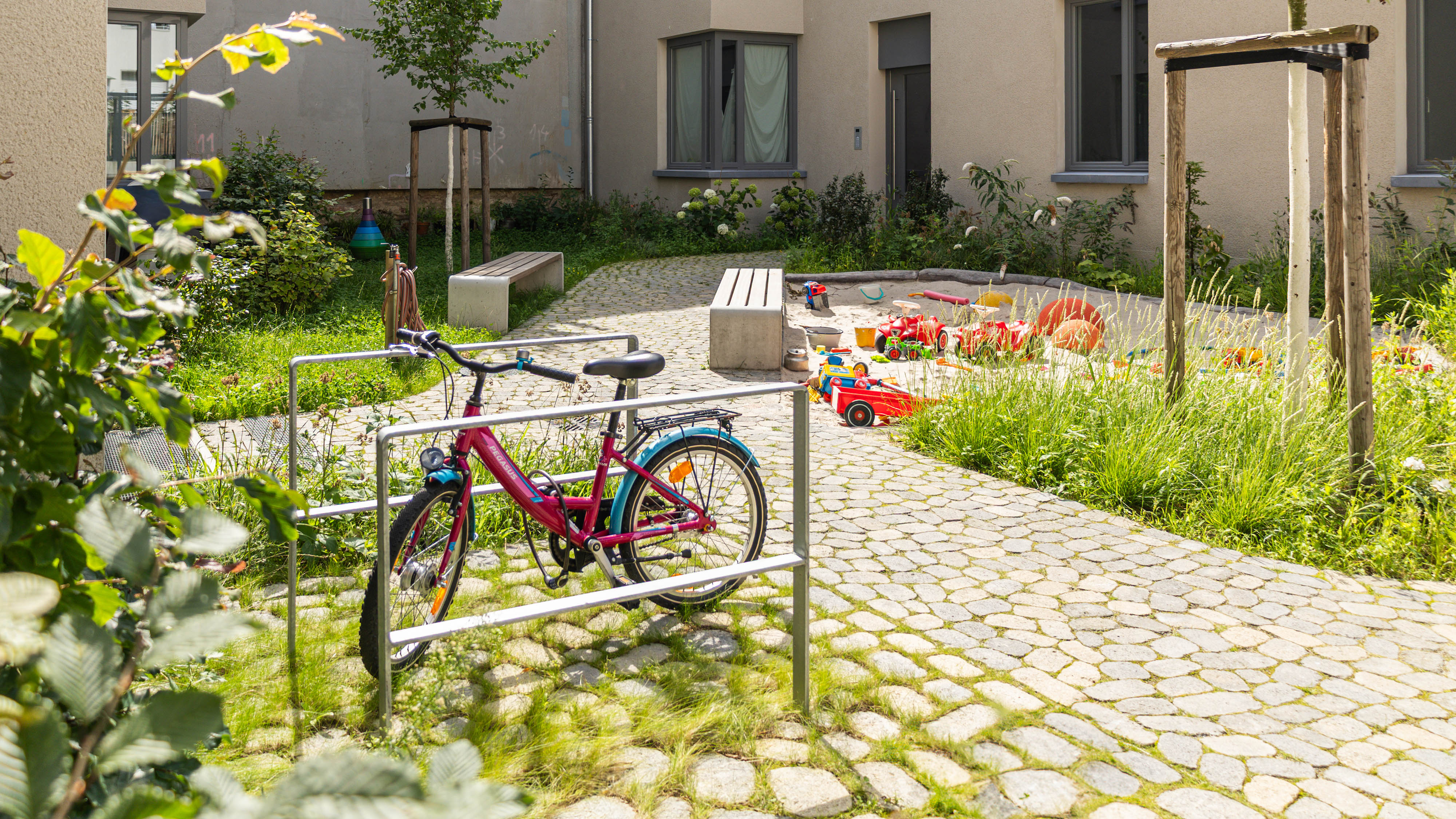 Für die Fahrradstellplätze wurde das gleiche Pflaster aber mit Rasenfuge eingesetzt. Ausreichend Platz ist auch für Lastenräder
